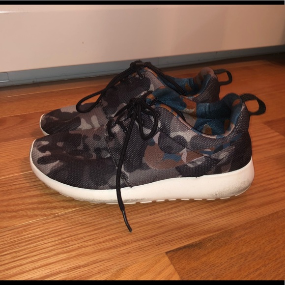 Nike Shoes - Nike Roshe camo